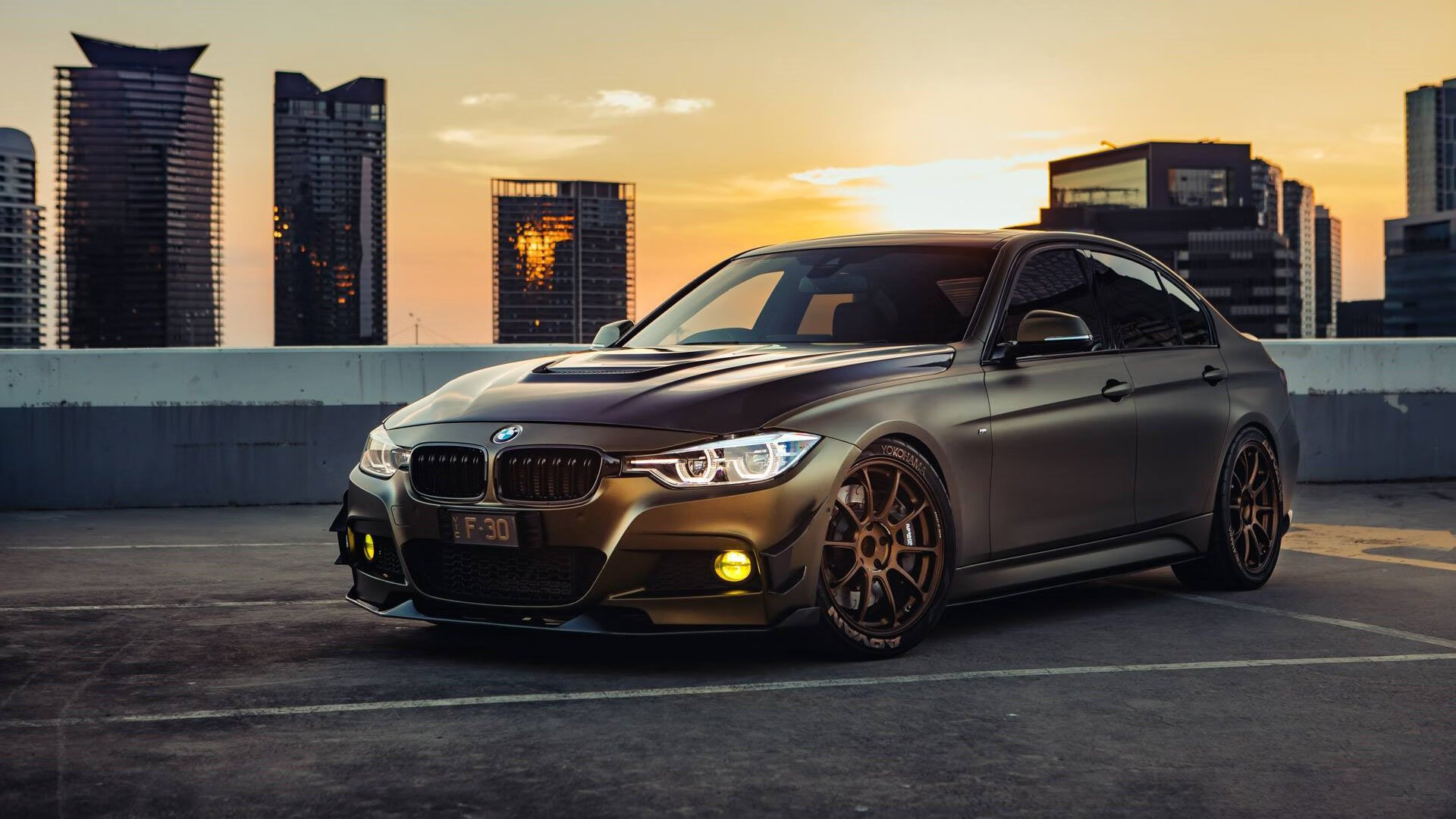 足球重大比赛现场设立互动展区，增强观赛体验，足球展厅